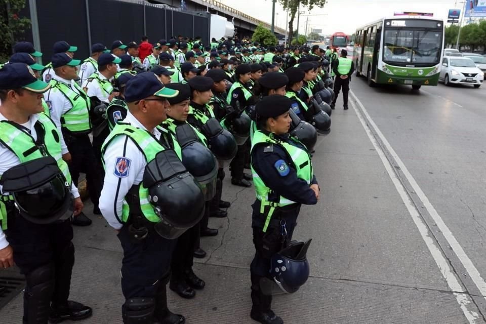 Policías de CDMX resguardan inmediaciones del AICM ante la amenaza de policías federales rebeldes de bloquear la terminal aérea.