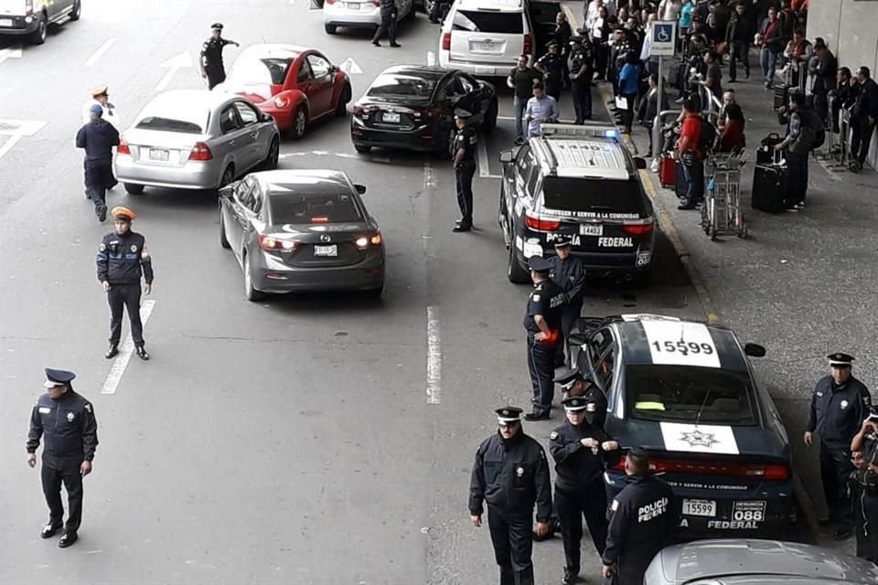Agentes de la Policía Federal resguardan los accesos al Aeropuerto.