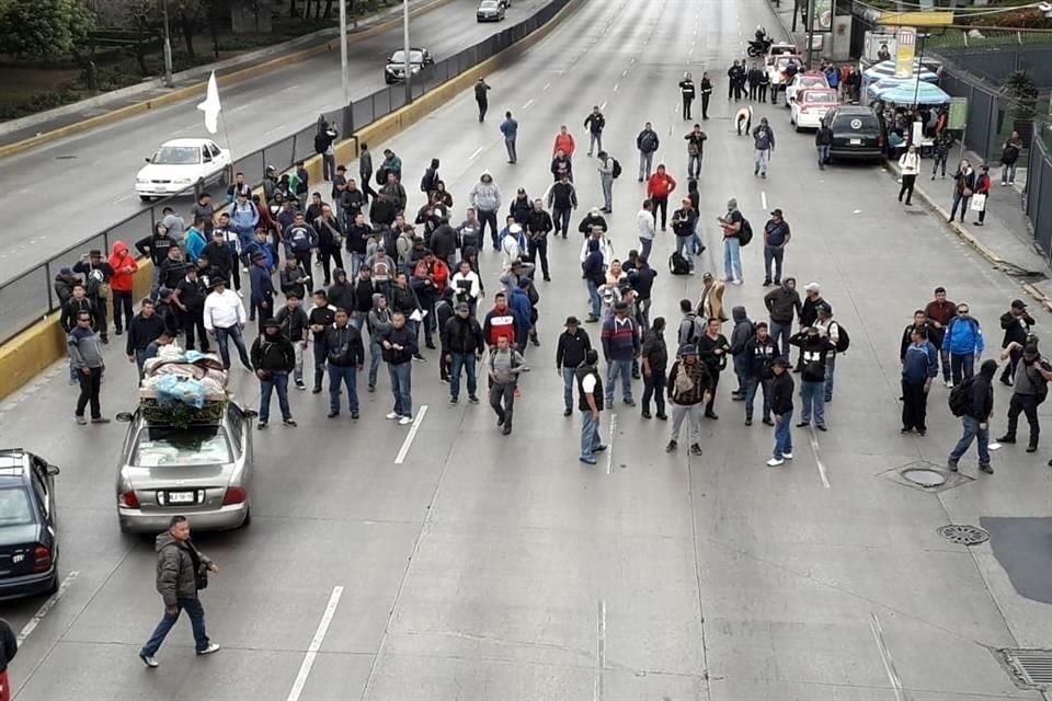 Policías federales rebeldes bloquean Circuito Interior en inmediaciones de la Terminal 1 del AICM.