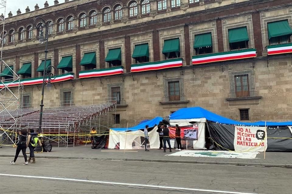 En el lugar dos grupos mantienen plantones, que ya fueron rodeados por instalaciones metálicas donde se busca colocar butacas.
