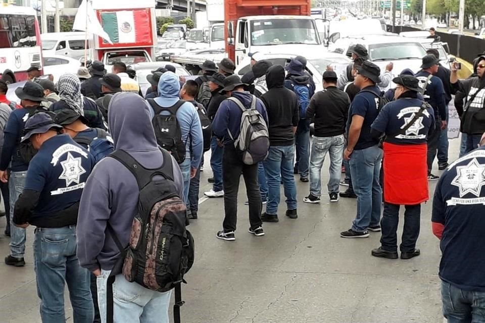 Decenas de vehículos están varados por la protesta.