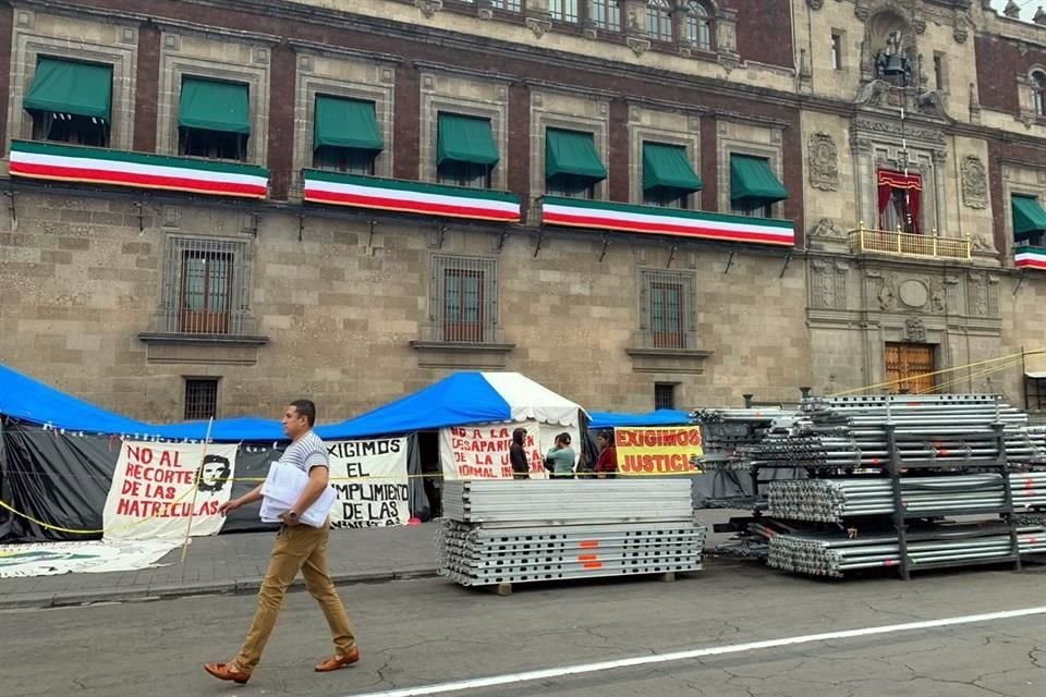 Los campamentos son rodeados con mallas donde se espera poner gradas.