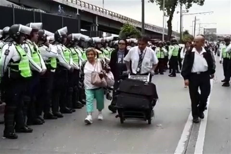 Los viajeros expresan molestia ante la protesta.