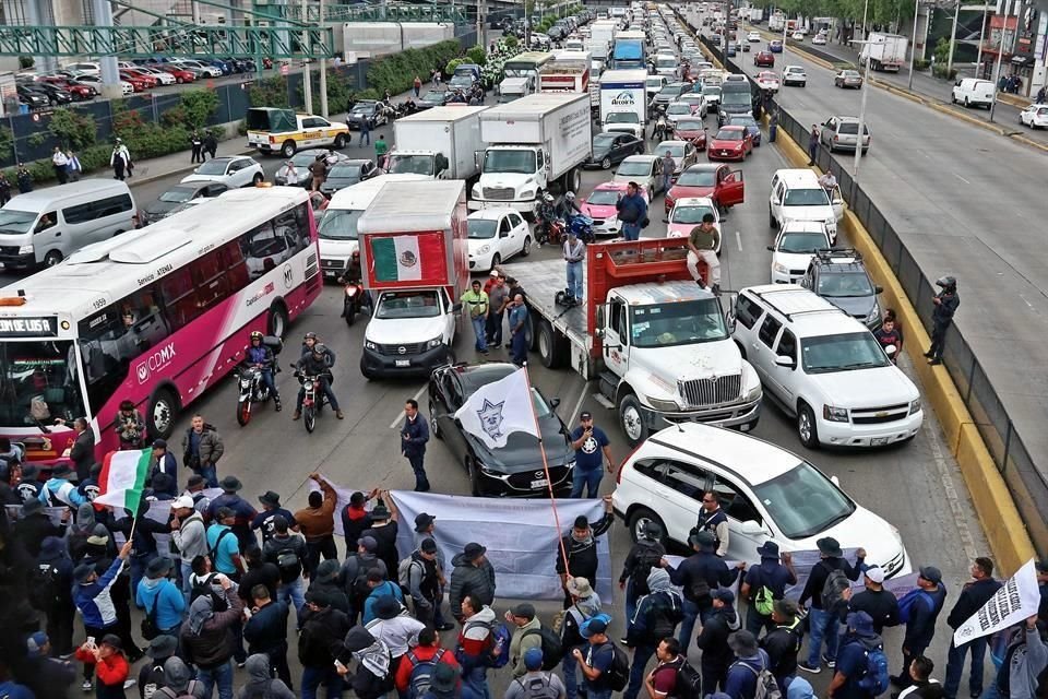 Policías federales rebeldes bloquean desde las 12:40 hrs. el Circuito Interior a la altura del acceso al Aeropuerto de la Ciudad de México.
