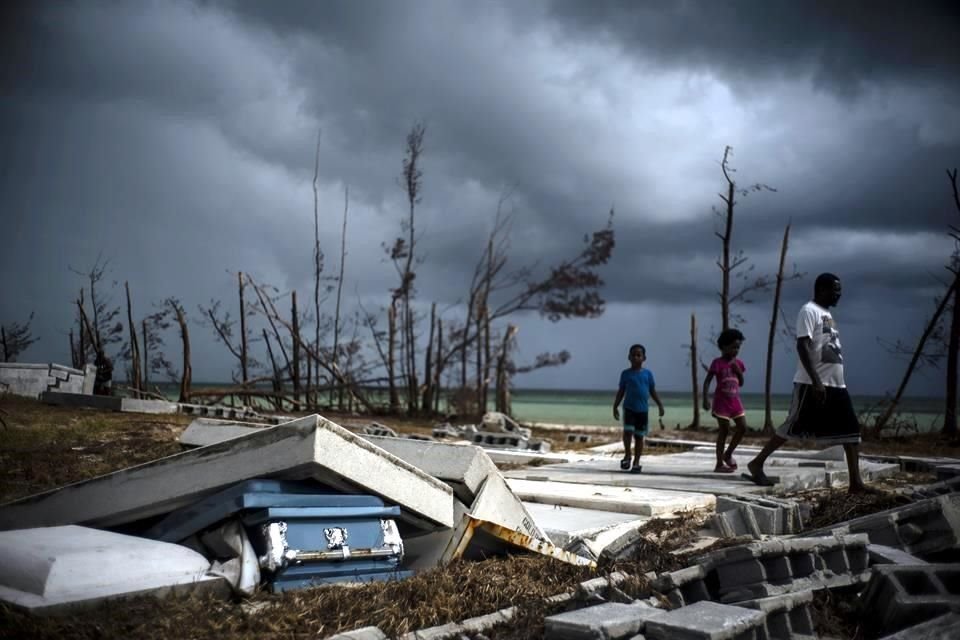 Autoridades de EU se preparan para la llegada de la tormenta tropical 'Humberto' a las costas de Florida tras su paso por las Bahamas.