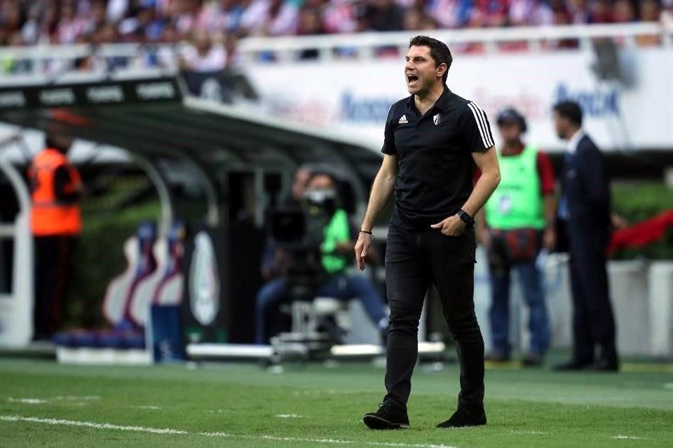 Leandro Cufré se cansó de dar indicaciones desde su trinchera.