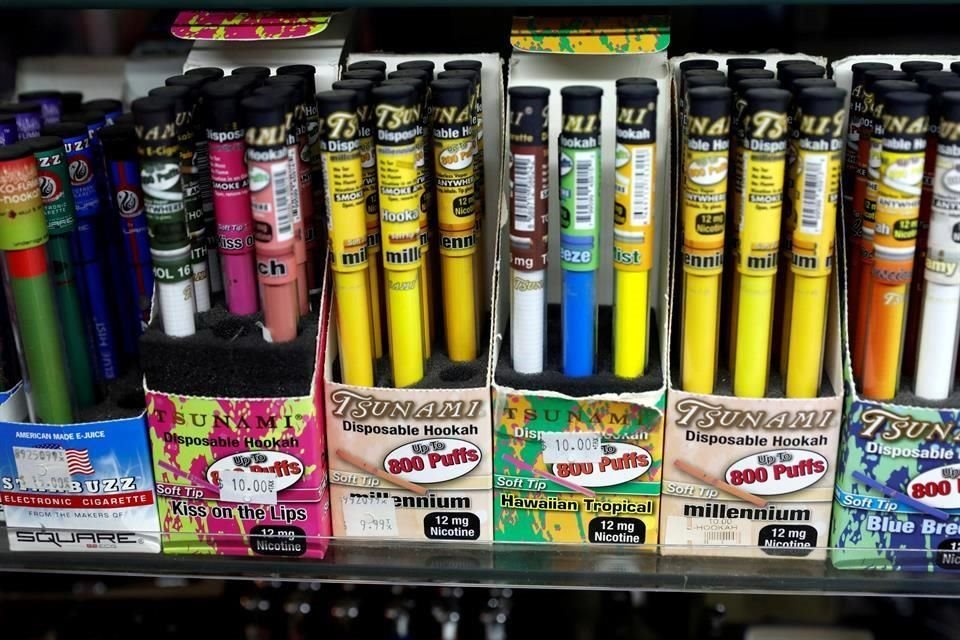 El estado de Nueva York prohibió todos los cigarrillos electrónicos de sabores, excepto los de tabaco y menta.