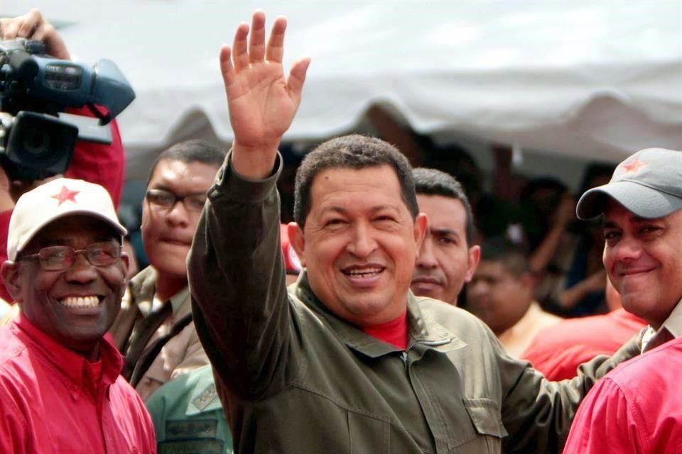 Hugo Chávez murió en 2013, pero presuntos funcionarios implicados siguen en puestos de mando.