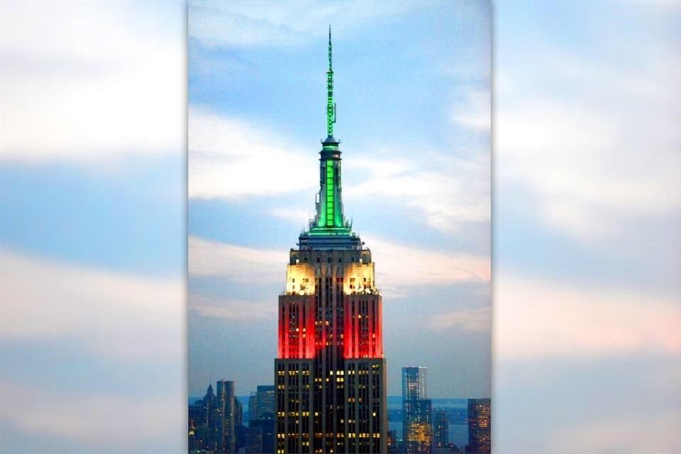 El Empire State, en Nueva York, se pintó con los colores de la bandera mexicana, con motivo de las Fiestas Patrias.