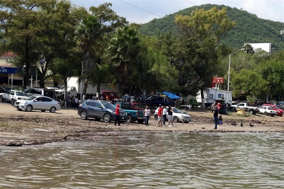 La zona de estacionamiento para paseantes se redujo por el nivel de la Presa La Boca.