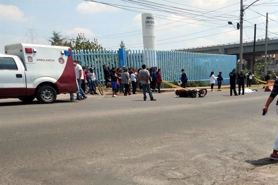 Tras al parecer perder el control de su unidad, un motociclista falleció esta mañana tras estrellarse contra el pavimento en la Colonia Benito Juárez Xalostoc, en Ecatepec.