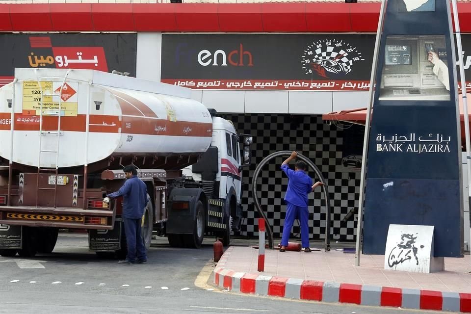 Trabajadores rellenan tanque de combustible en Jiddah, Arabia Saudita.