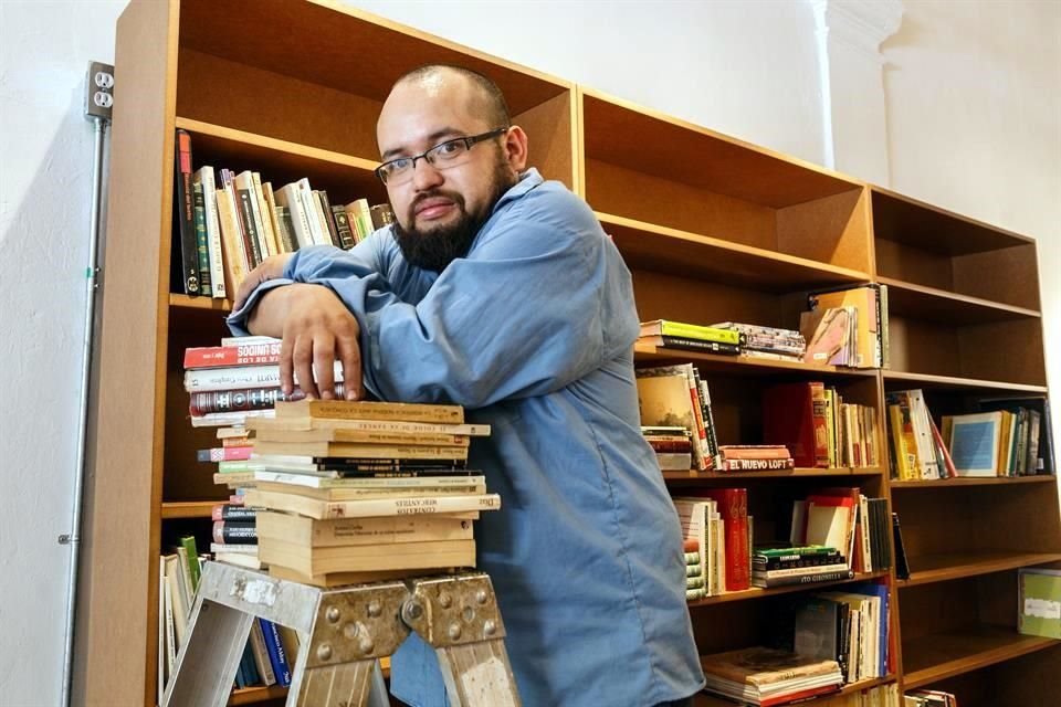José Barba ha vivido rodeado de libros desde los 18 años.