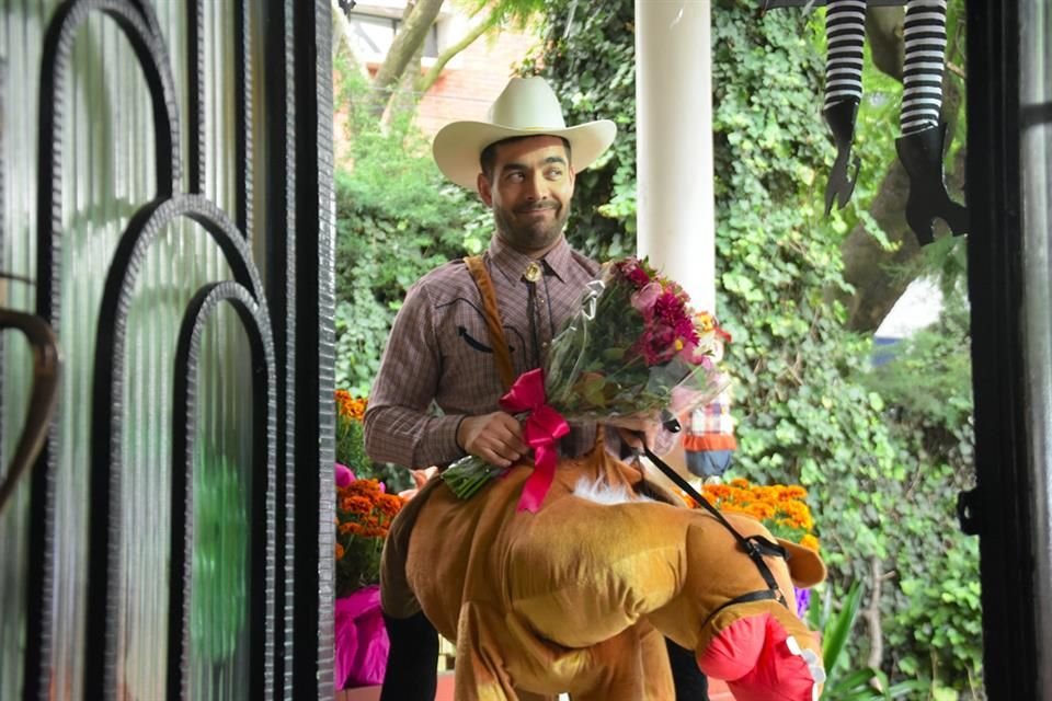 Omar Chaparro interpreta a Adán.