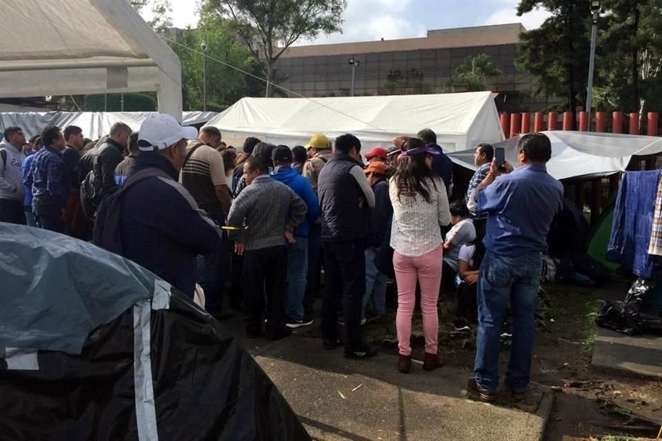 Los docentes se encuentran en accesos, sin bloquear la entrada.