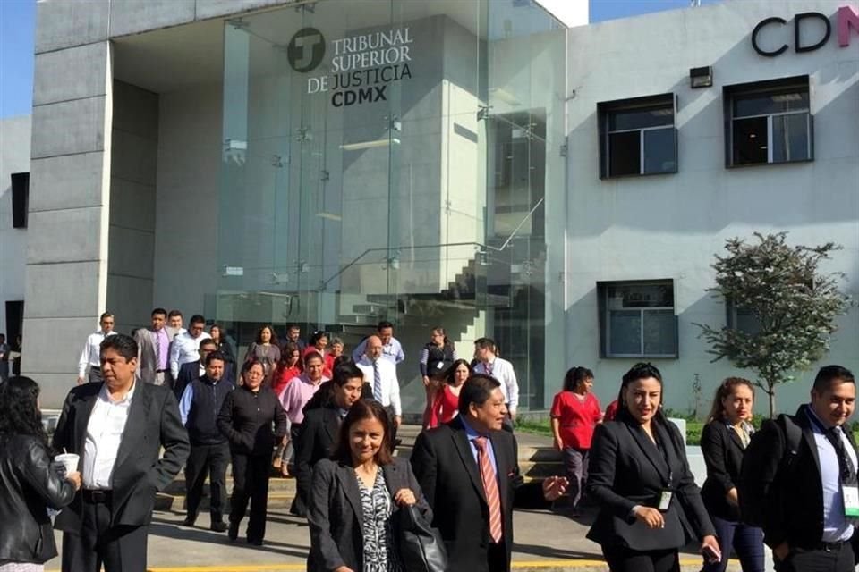 Trabajadores del Tribunal Superior de Justicia participan en el macrosimulacro 2019.