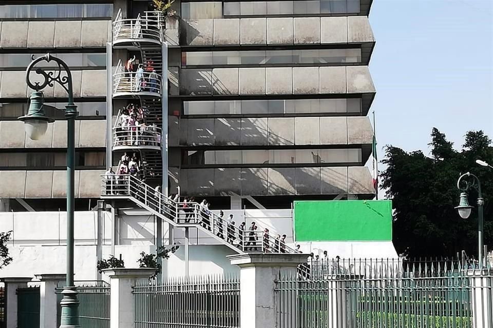 El acto se realiza en CDMX y otros 17 estados del País, en conmemoración de los sismos de 1985 y del 19 de septiembre de 2017.