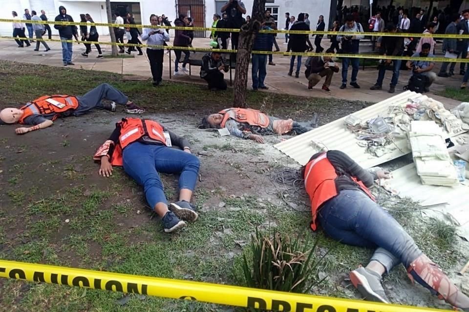 En el Senado se lleva a cabo un simulacro con lesionados en un hipotético escenario de sismo magnitud 8.6.