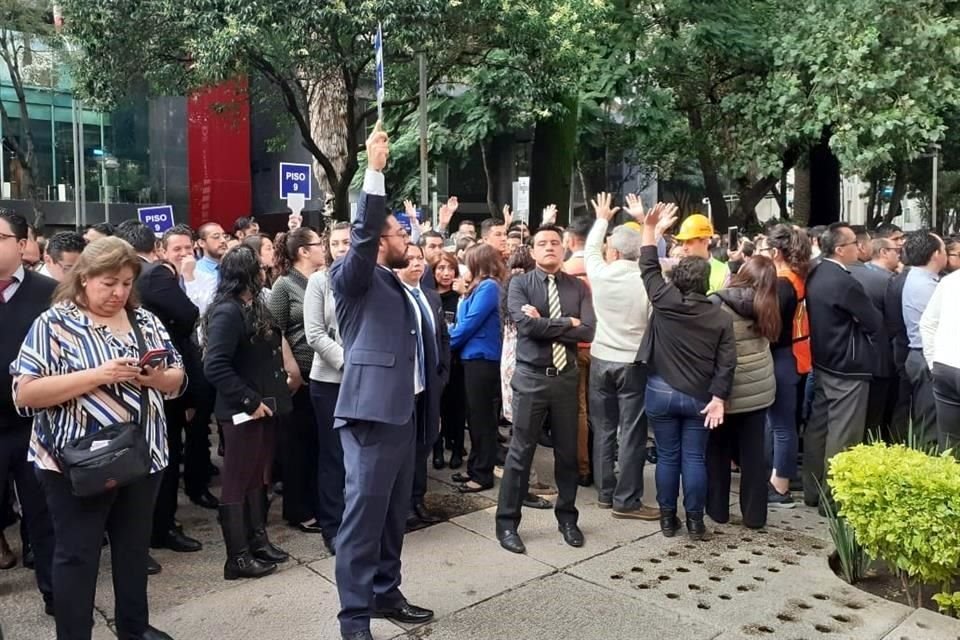 En Paseo de la Reforma, trabajadores siguen las instrucciones de protocolo de evacuación por macrosimulacro.