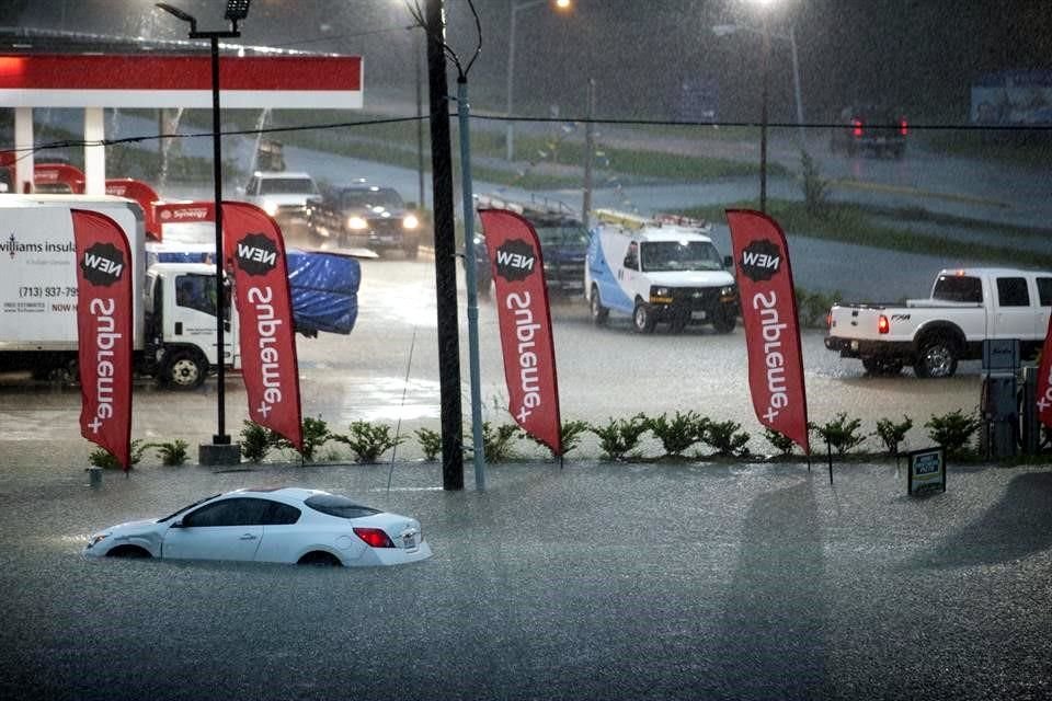 Un auto flota en medio de una inundación en Texas, causada por las lluvias de'Imelda'.