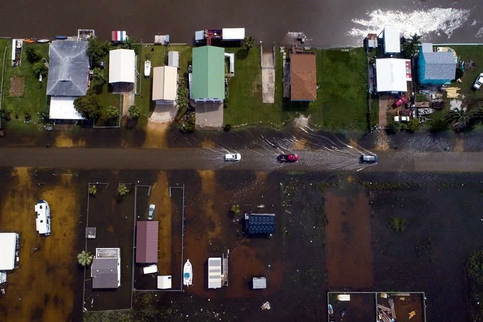Más de mil personas han sido rescatadas en Texas y Louisiana a causa de inundaciones provocadas 'Imelda'.