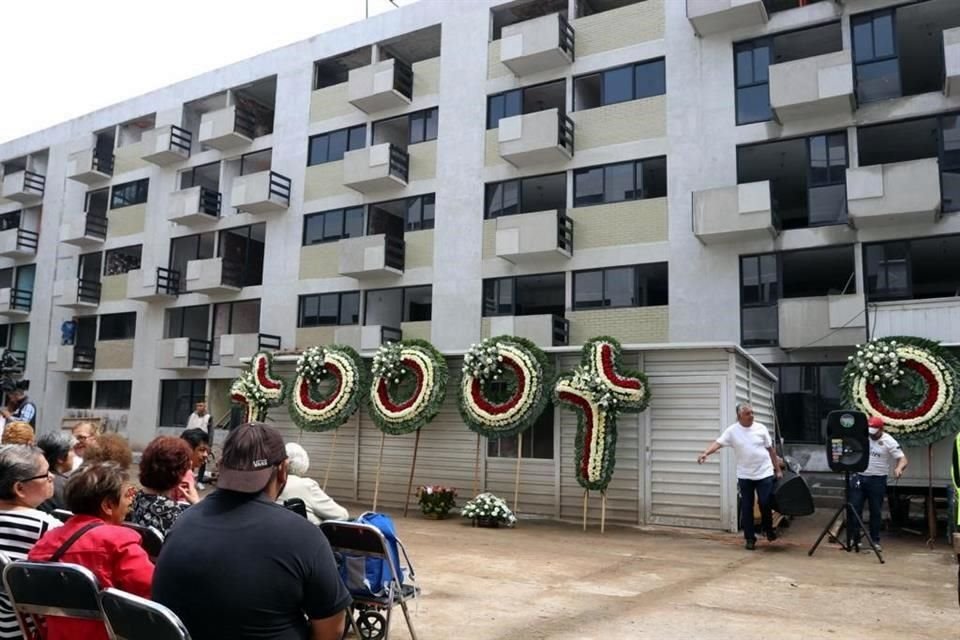 en el Multifamiliar, también se realizó una ceremonia a la que acudieron damnificados y familiares de víctimas.