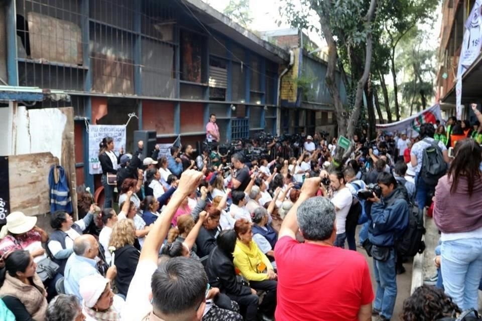 En la zona de multifamiliares, se mantuvieron puños en alto por un minuto.