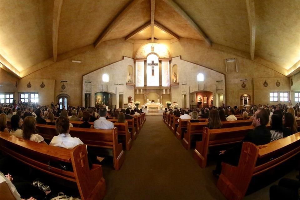 La misa se realizó en la Parroquia Nuestra Señora Reina de los Ángeles, de San Pedro.