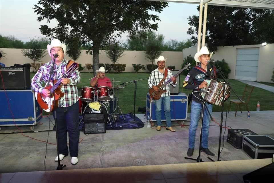 Durante el evento amenizaron 4 grupos musicales