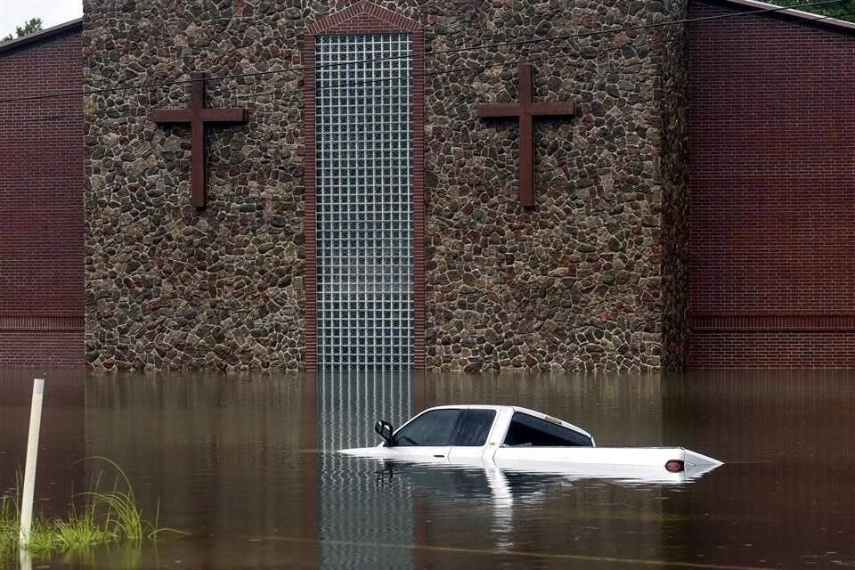 Una camioneta se hundió frente a una iglesia en Vidor, Texas.