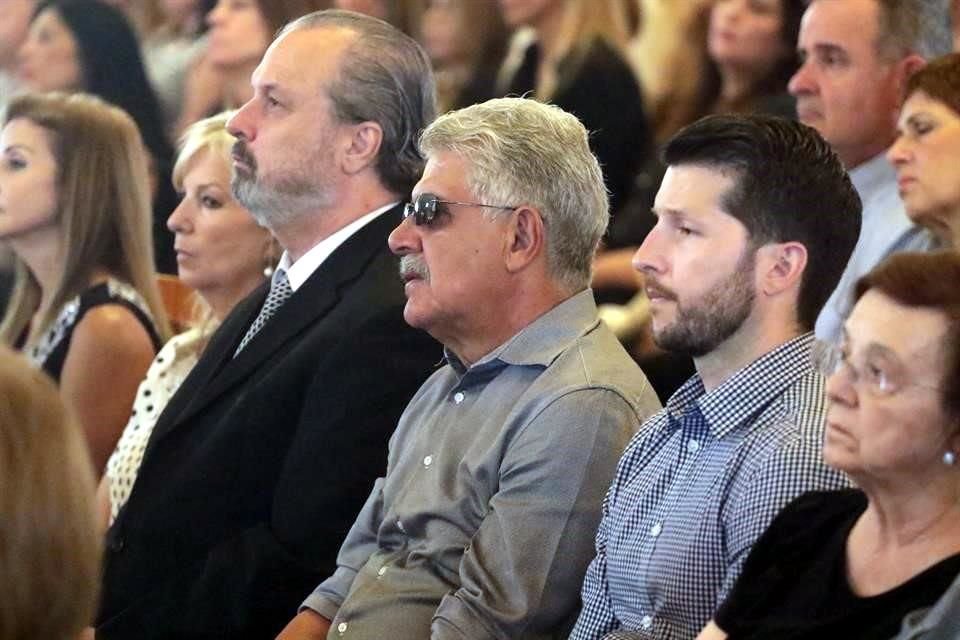 Ricardo Ferretti (de lentes) y Roberto Gómez Junco (saco negro) acudieron a la misa de Mario Castillejos.