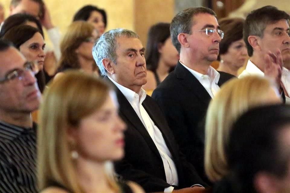 Alejandro Rodríguez, ex presidente de Tigres, se mostró triste durante la misa.