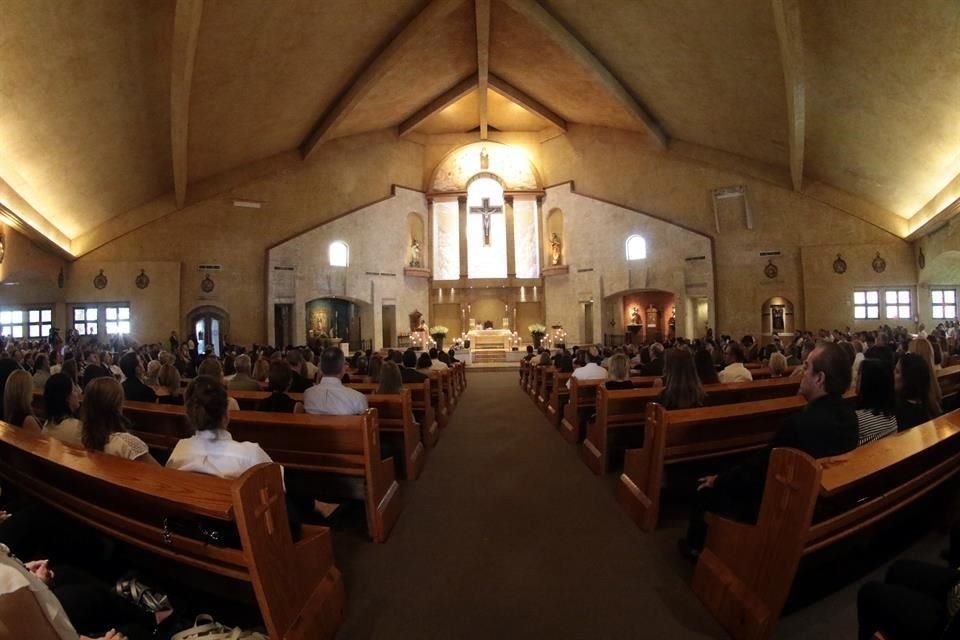 La Parroquia Nuestra Señora Reina de los Ángeles, en San Pedro, lució llena para despedir a Castillejos.