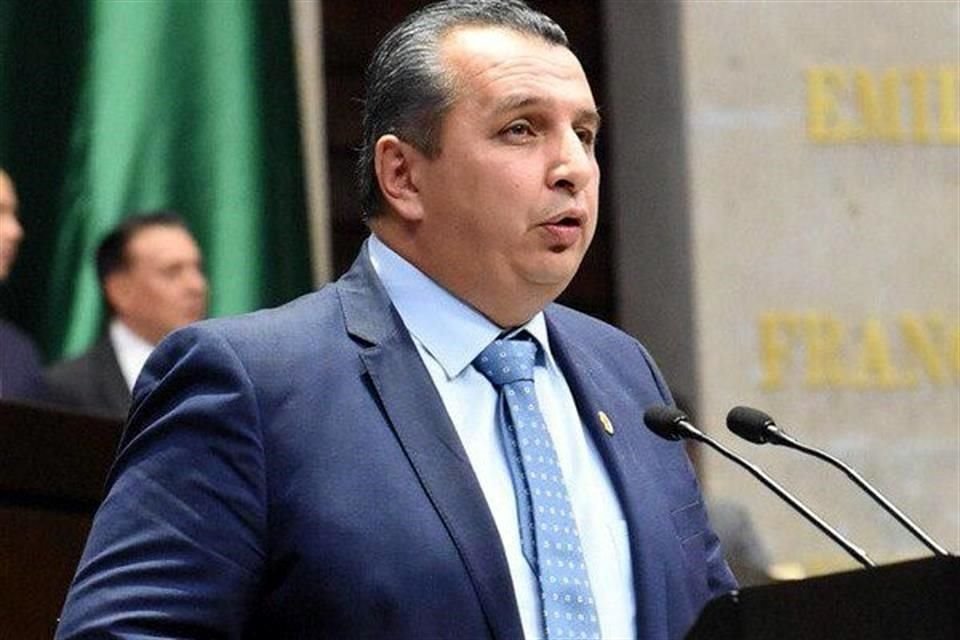 El legislador criticó también que la CNTE pretenda inscribir en letras doradas su nombre en el Muro de Honor de la Cámara de Diputados.