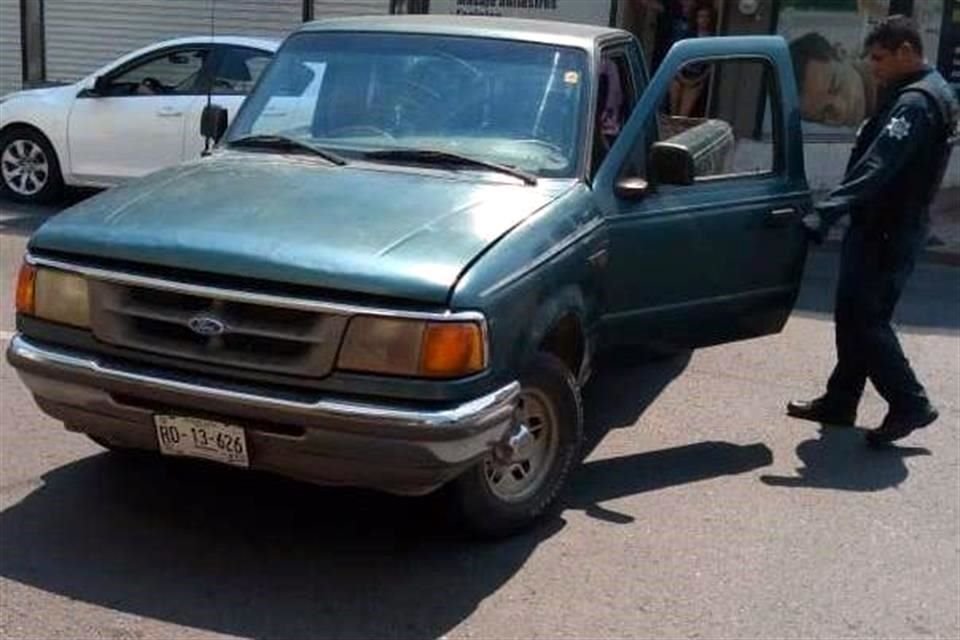 El detenido conducía la camioneta Ford Ranger de color verde.