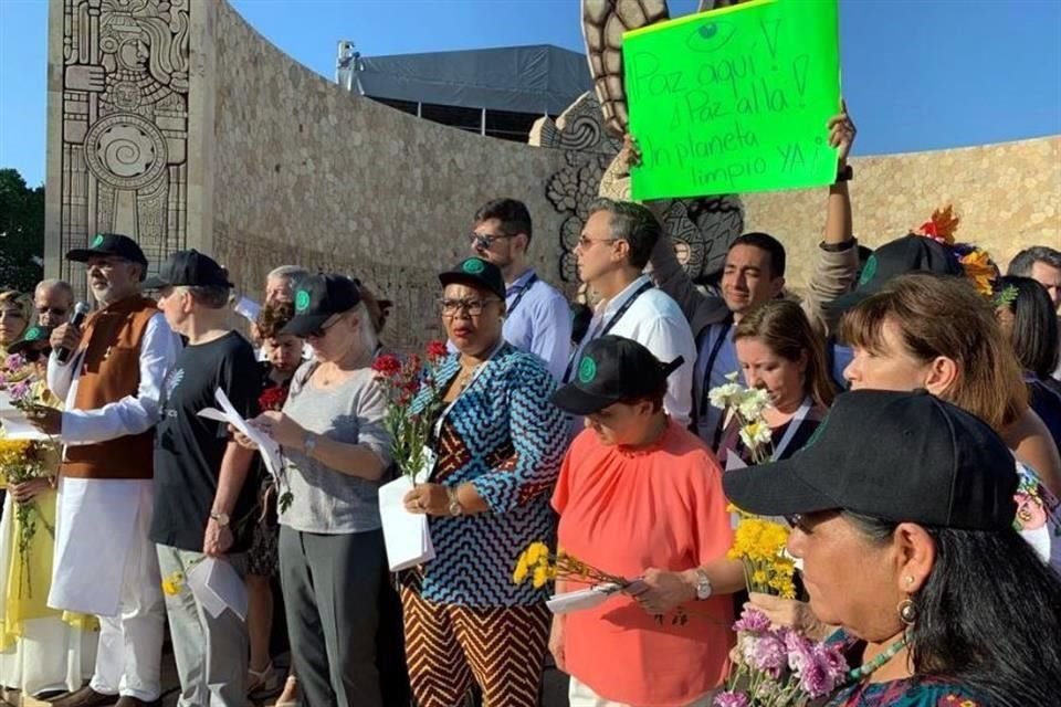 Premios Nobel de la Paz en Monumento a la Madre en Mérida.