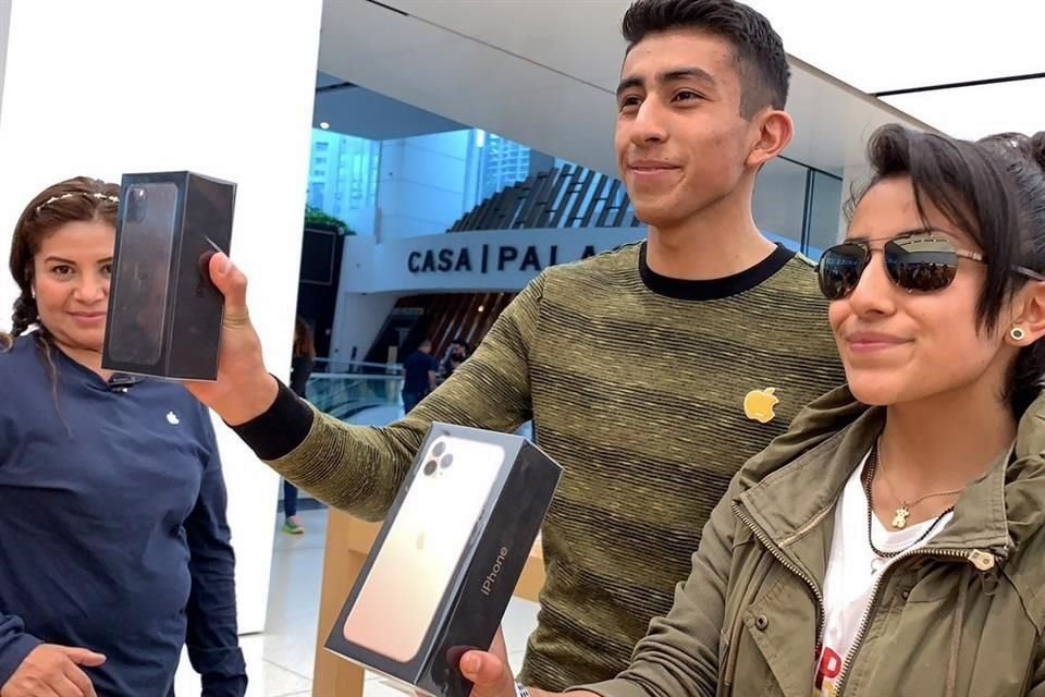 Decenas de personas hicieron fila para adquirir el nuevo iPhone 11, que llegó a México y a otras tiendas del mundo este viernes.