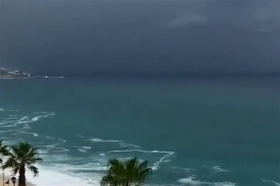 El ojo del huracán 'Lorena' ingresó a la costa de Los Cabos, BCS, con vientos superiores a los 80 km/h; causará oleaje de 3 a 5 metros.