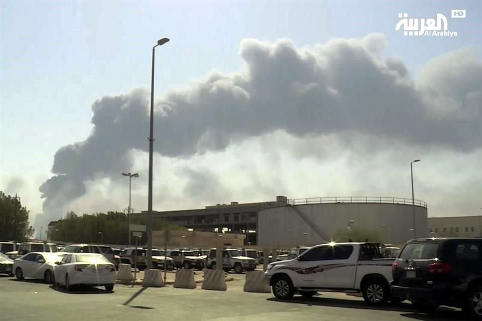 Imagen sobre el incendio en las instalaciones del centro de procesamiento de crudo Abqaiq, en Buqyaq, Arabia Saudita.