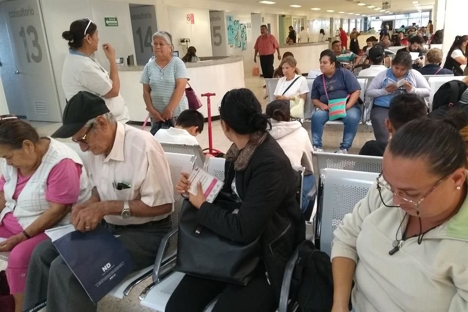 Clínicas de la ZMG han lucido saturadas de pacientes con síntomas de dengue.