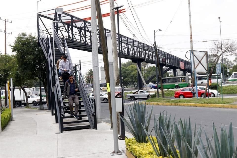 Avenida Cañaverales y periférico sur, frente a Cuemanco, donde el anterior Gobierno de la Ciudad reconstruyó dos puentes peatonales dañados por el 19S.