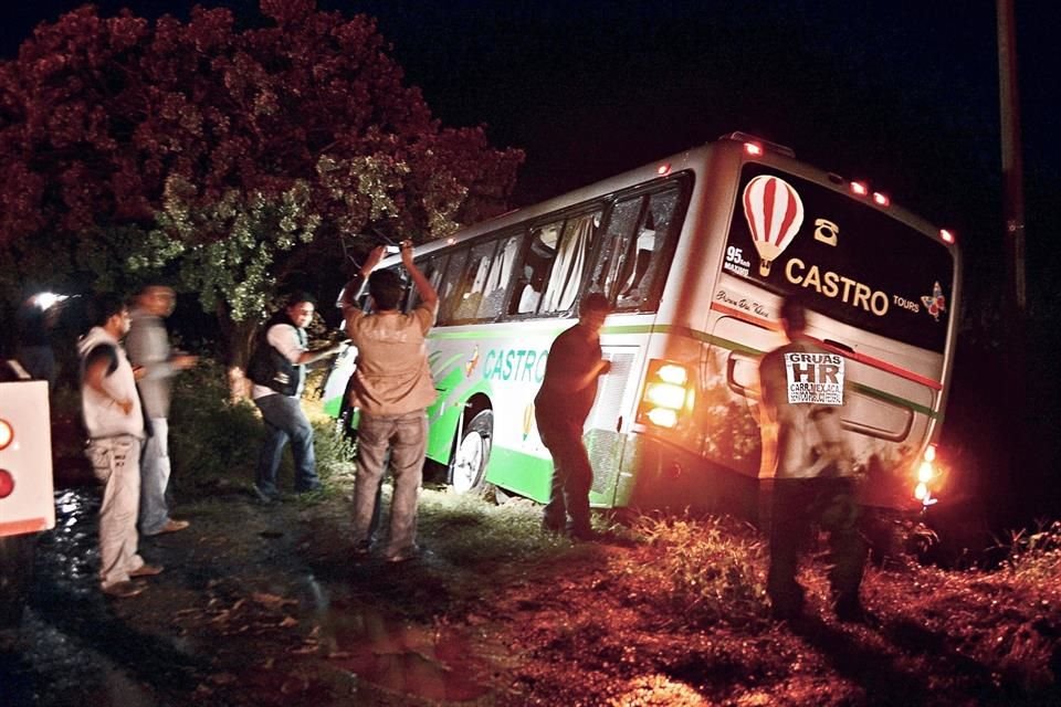 En las últimas horas del 26 de septiembre, un autobús en el que viajaba un equipo de futbol fue atacado a balazos.
