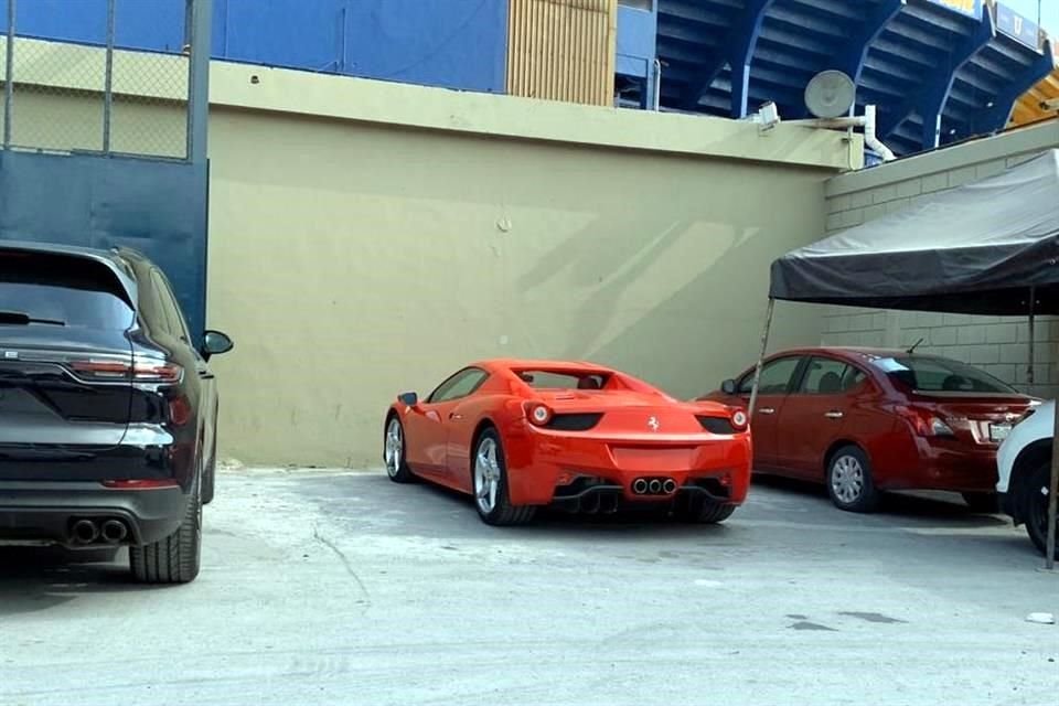 El Ferrari de Ricardo Ferretti fue visto afuera del Estadio Universitario.