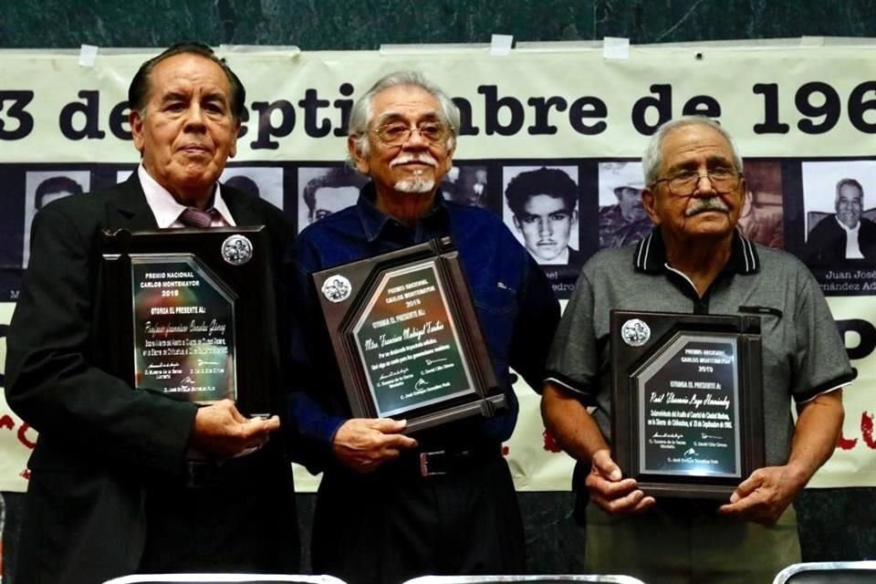 Ex guerrilleros sobrevivientes de la liga 23 de septiembre, reciben premio Nacional Carlos Montemayor.