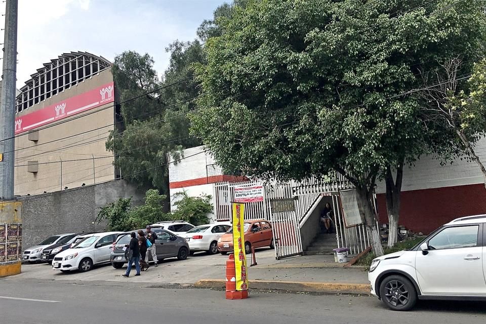 Los defraudados son reunidos en un local ubicado junto a las oficinas del Infonavit en Tlalnepantla.