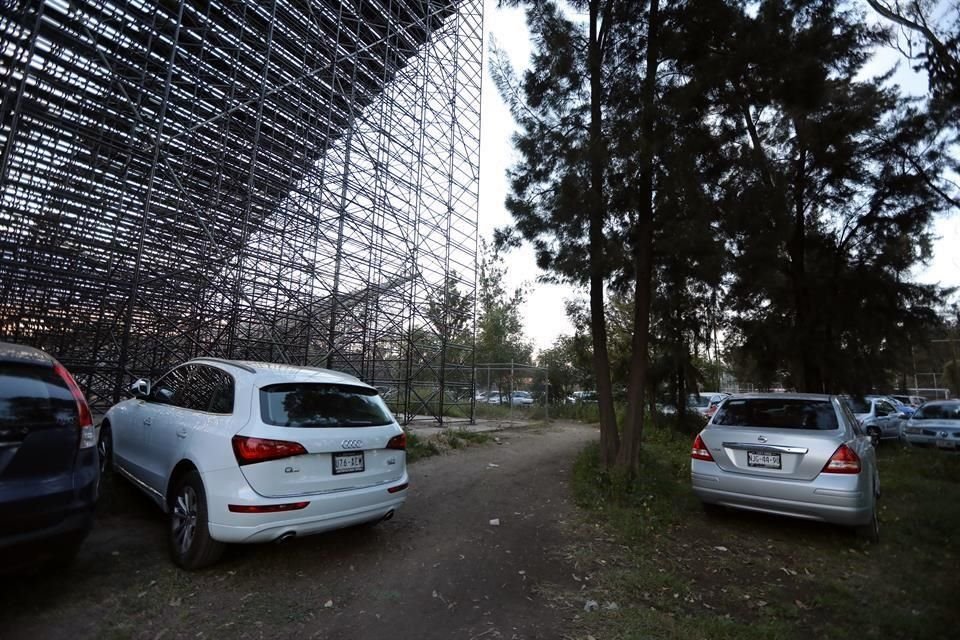 La falta de estacionamiento es un problema para el recinto.