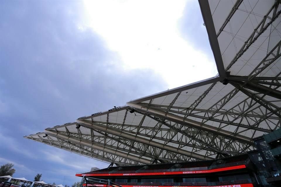 La estructura del estadio ha sufrido de goteras en temporada de lluvia.