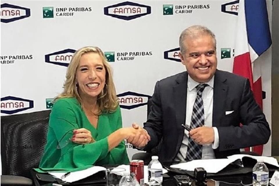 Nicole Reich de Polignac, directora general de BNP Paribas Cardif en México, y  Humberto Garza Valdés, director general de Grupo Famsa, durante la firma de la alianza.