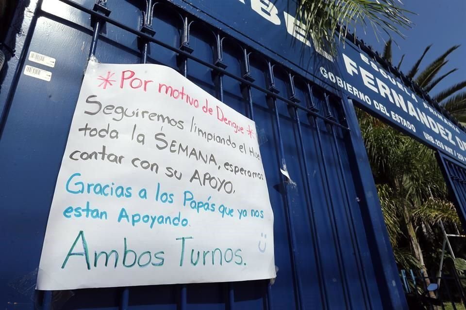 En la Primaria Isabel Fernández, en Huentitán, se coordinan con los padres para limpiar las áreas susceptibles de cobijar el mosquito del dengue.