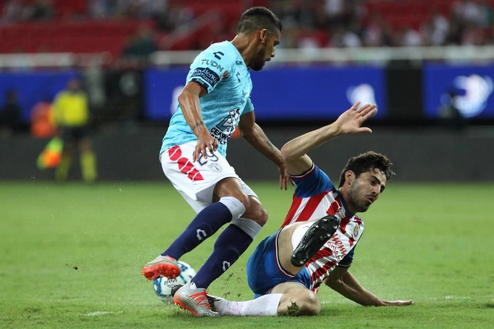 Antonio Briseño fue el único jugador que salió a dar la cara ante los medios, para asumir culpa por la derrota.